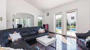 Villa – comfort, 3 soverom, bassengutsikt | Oppholdsområde | En 70-tommers TV med digitale kanaler