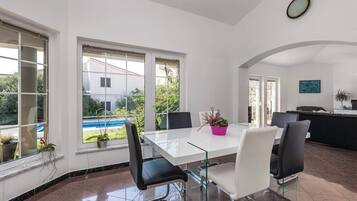 Comfort Villa, 3 Bedrooms, Pool View | Dining room