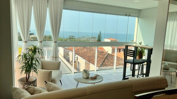 Apartamento Deluxe, patio, vistas a la playa | Vistas al mar