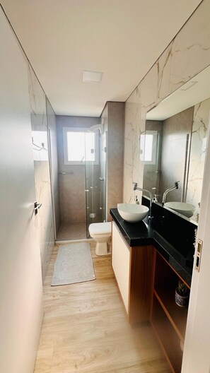 Apartamento Deluxe, patio, vistas a la playa | Baño | Ducha, secador de pelo y toallas