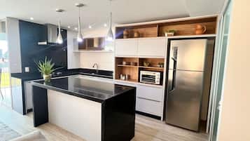 Apartamento luxo, varanda, vista para a praia | Cozinha privada | Geladeira, micro-ondas, talheres/pratos/utensílios de cozinha