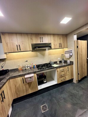 Fridge, microwave, cookware/dishes/utensils - Adela Zamudio Confy Stay (La Paz)