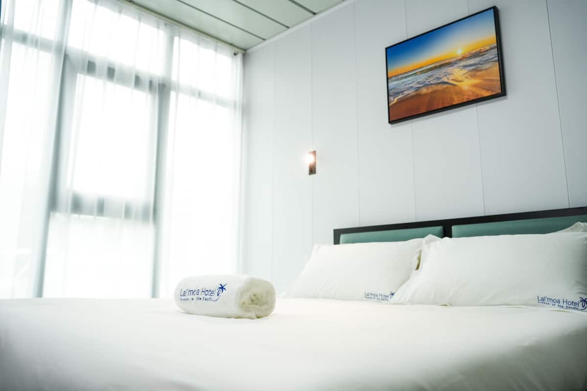 Deluxe Double Room, Kitchenette | Meja, ruang kerja komputer riba, seterika/papan seterika, cadar katil 
