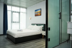 Quarto casal luxo, cozinha americana | Escrivaninha, espaço de trabalho para notebook