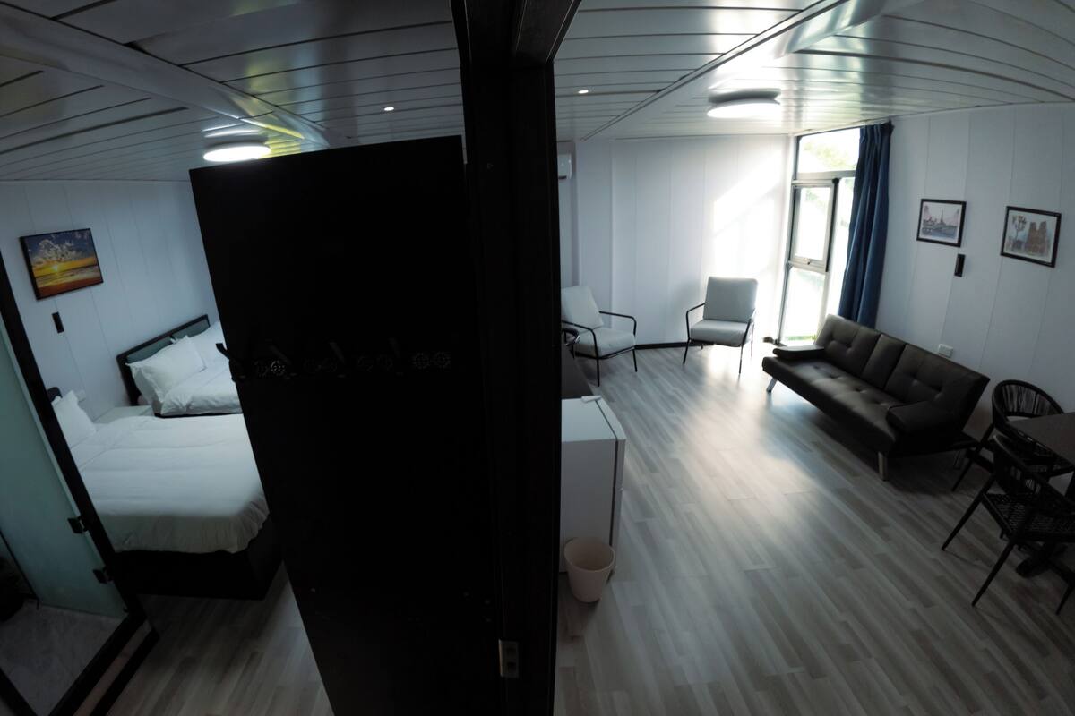 Deluxe Suite | Meja, ruang kerja komputer riba, seterika/papan seterika, cadar katil 