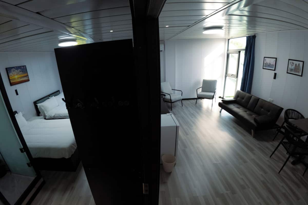 Deluxe Suite | 1 bedroom, desk, laptop workspace, iron/ironing board