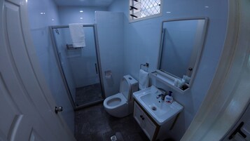 Quarto casal, cozinha americana | Banheiro | Chuveiro, toalhas de banho, sabonete, shampoo