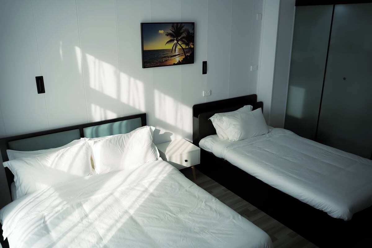 Triple Room | Meja, ruang kerja komputer riba, seterika/papan seterika, cadar katil 