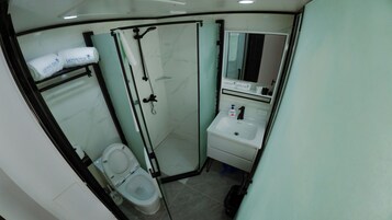 淋浴设施、毛巾、肥皂、洗发水