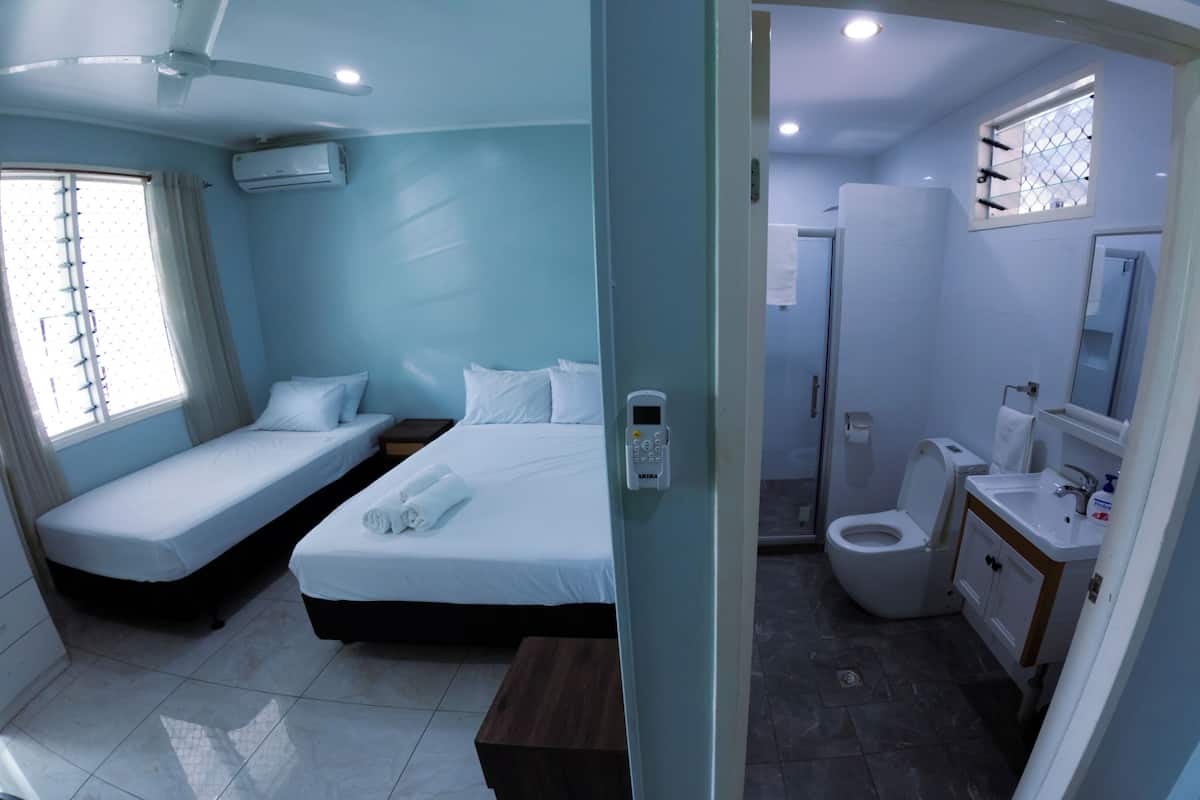 Double Room, Kitchenette | Meja, ruang kerja komputer riba, seterika/papan seterika, cadar katil 