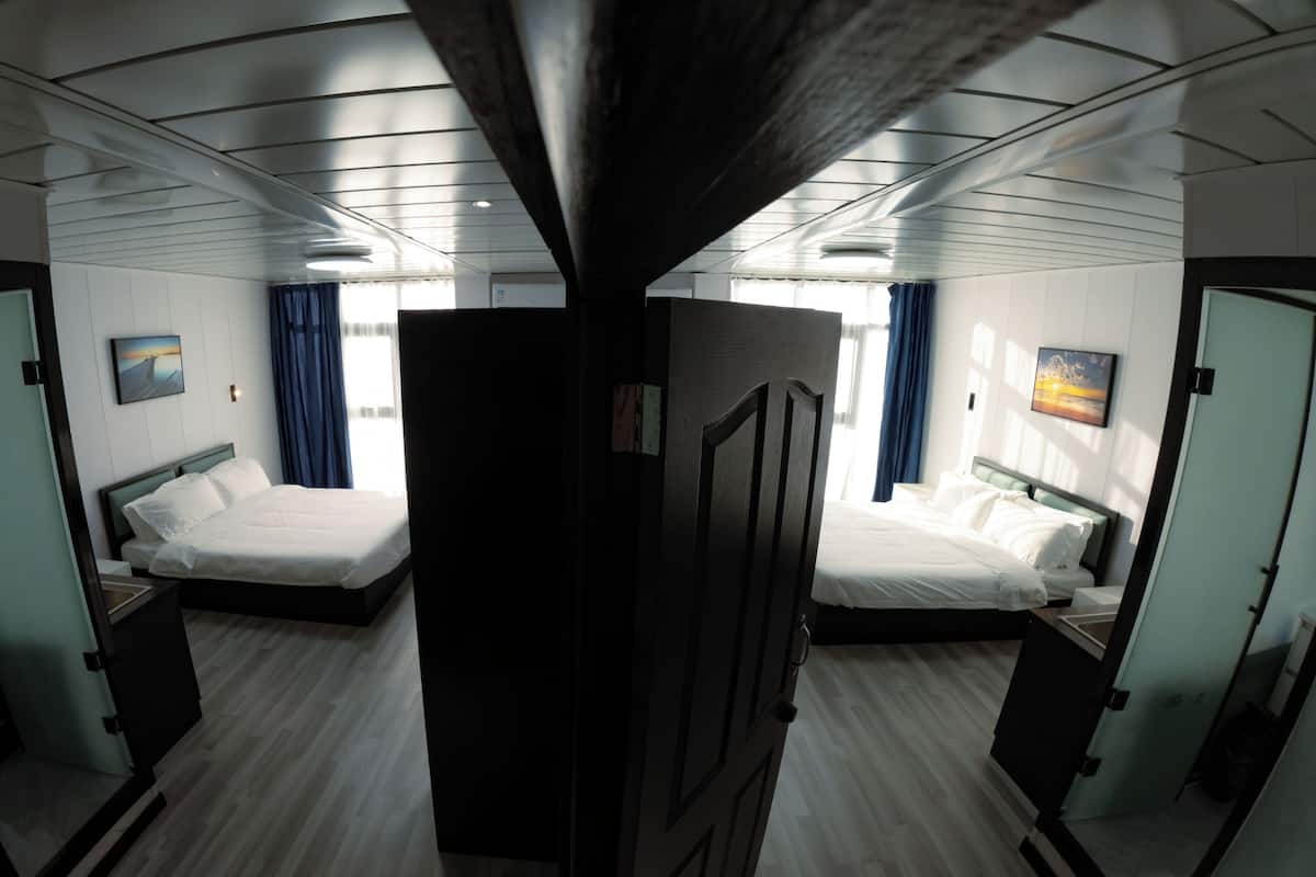 Room | Meja, ruang kerja komputer riba, seterika/papan seterika, cadar katil 