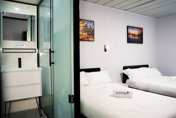 Twin Room | Desk, laptop workspace, iron/ironing board, bed sheets - Hotel Laimoa (Apia)