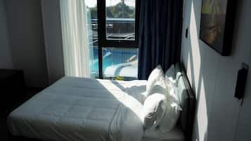 Triple Room | Desk, laptop workspace, iron/ironing board, bed sheets