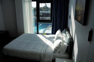 Triple Room | Desk, laptop workspace, iron/ironing board, bed sheets