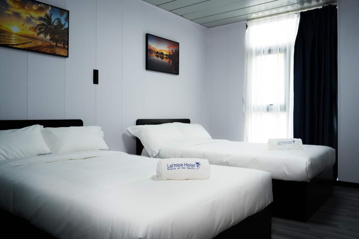 Twin Room | Meja, ruang kerja komputer riba, seterika/papan seterika, cadar katil 