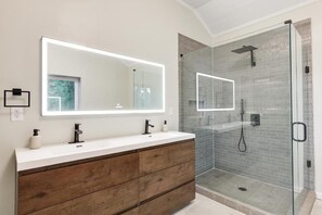 Jetted bath, hair dryer, towels, soap - Private River House on 5 acres directly on the Little Miami River (Milford)