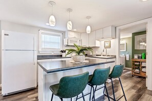 Fridge, microwave, oven, stovetop - The Downtown Den - King Bed, Dog Friendly, Fire Pit, Parking, Family Friendly (Saco)