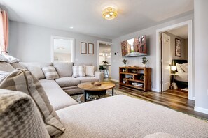 2 bedrooms, iron/ironing board, travel crib, free WiFi - The Downtown Den - King Bed, Dog Friendly, Fire Pit, Parking, Family Friendly (Saco)