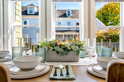 The Downtown Den - King Bed, Dog Friendly, Fire Pit, Parking, Family Friendly