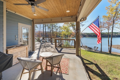 Relax in the Blue Cottage Retreat w/ lakefront views & walk down access to water
