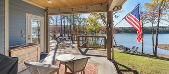 Relax in the Blue Cottage Retreat w/ lakefront views & walk down access to water