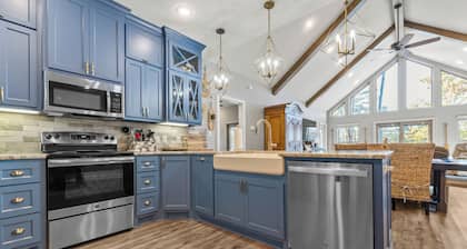 Relax in the Blue Cottage Retreat w/ lakefront views & walk down access to water