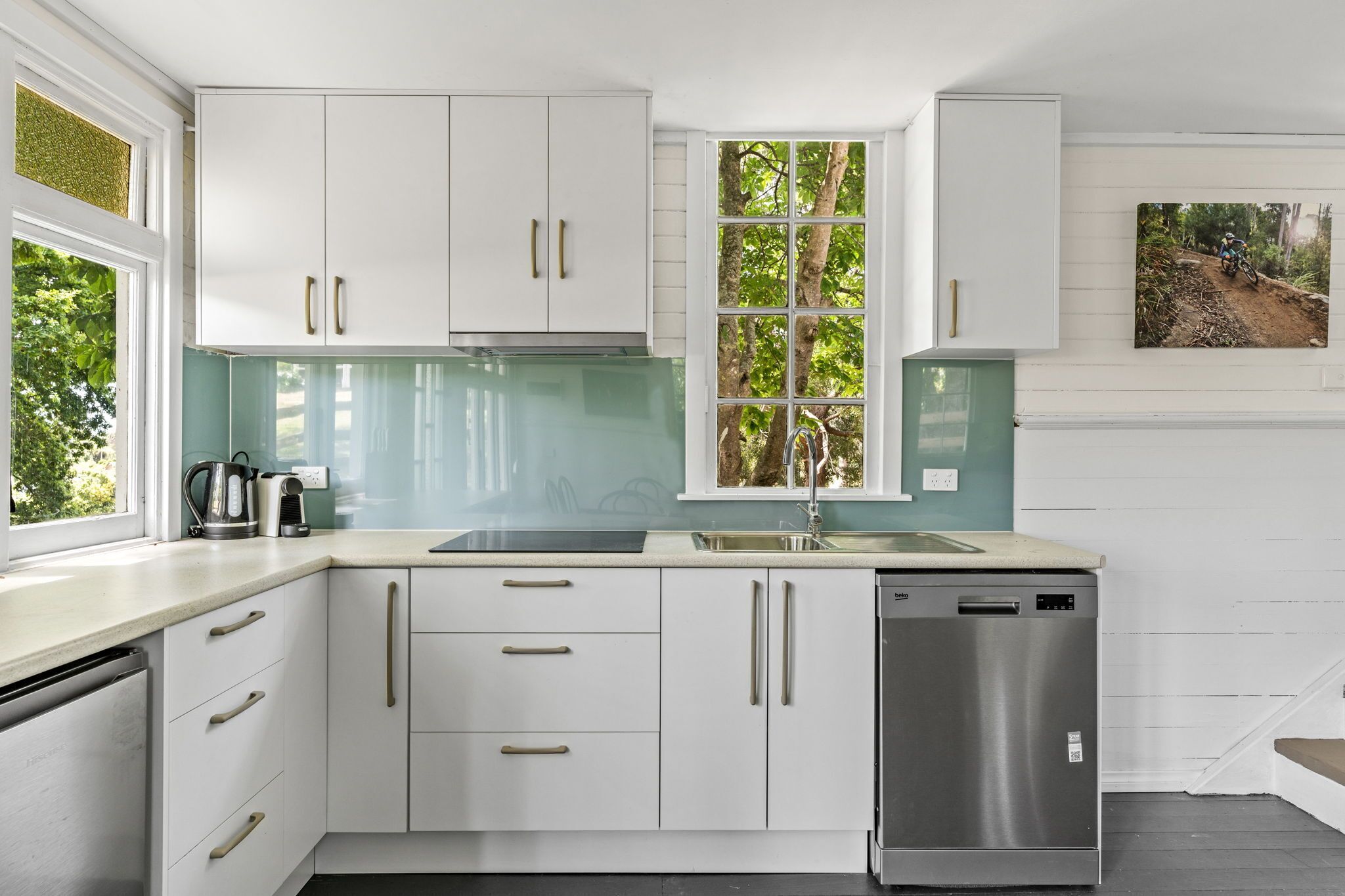 Køleskab, kogeplade, opvaskemaskine, kaffe-/temaskine