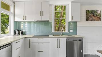 Køleskab, kogeplade, opvaskemaskine, kaffe-/temaskine