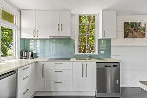 Réfrigérateur, plaque de cuisson, lave-vaisselle, cafetière/bouilloire