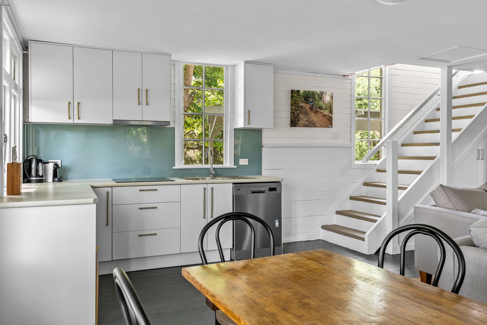 Kjøleskap, kokeplater, oppvaskmaskin og kaffetrakter/tekoker