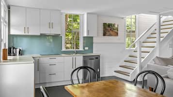 Kjøleskap, kokeplater, oppvaskmaskin og kaffetrakter/tekoker