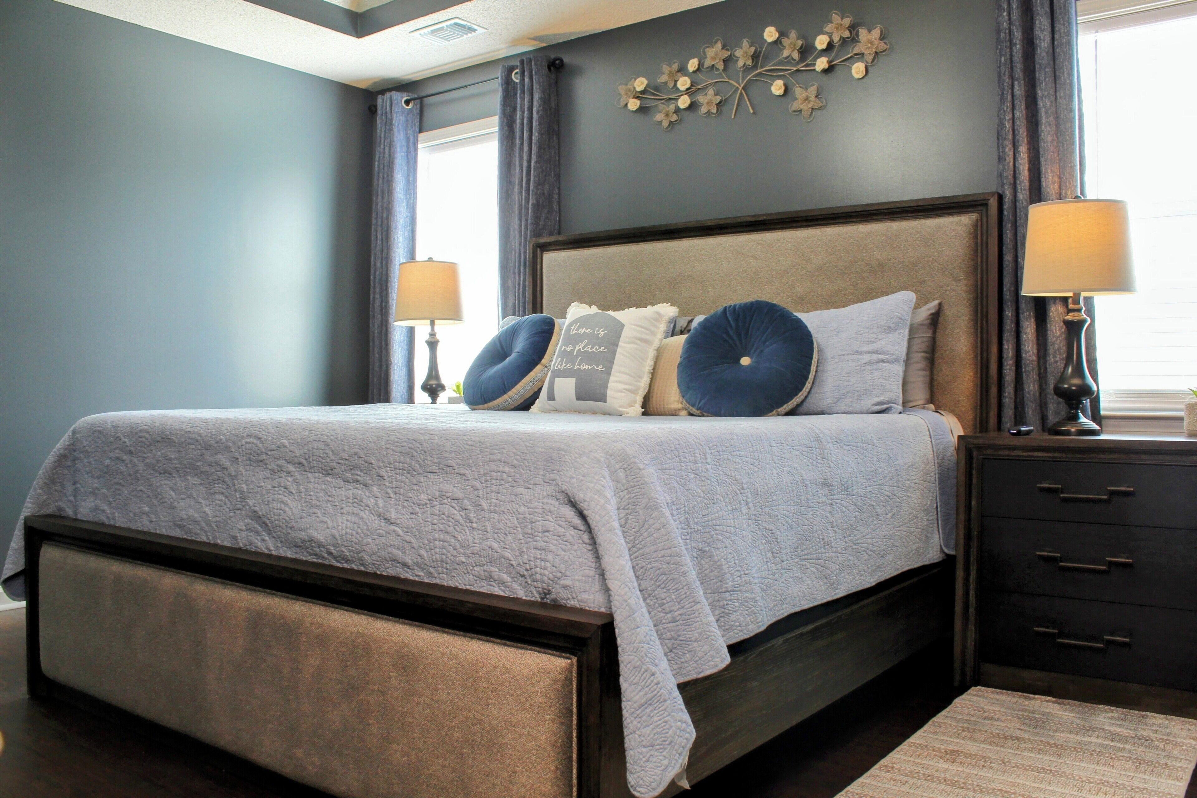 3 soverom, skrivebord, strykejern/-brett og reiseseng for barn