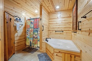 Dusche, Haartrockner, Handtücher, Toilettenpapier