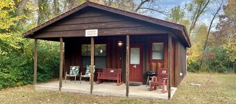 
Arkansas Traveler #4 walk to square in Mountain View 2-room cabin New to Vrbo
