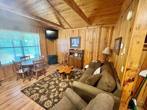 
Arkansas Traveler #4 walk to square in Mountain View 2-room cabin New to Vrbo