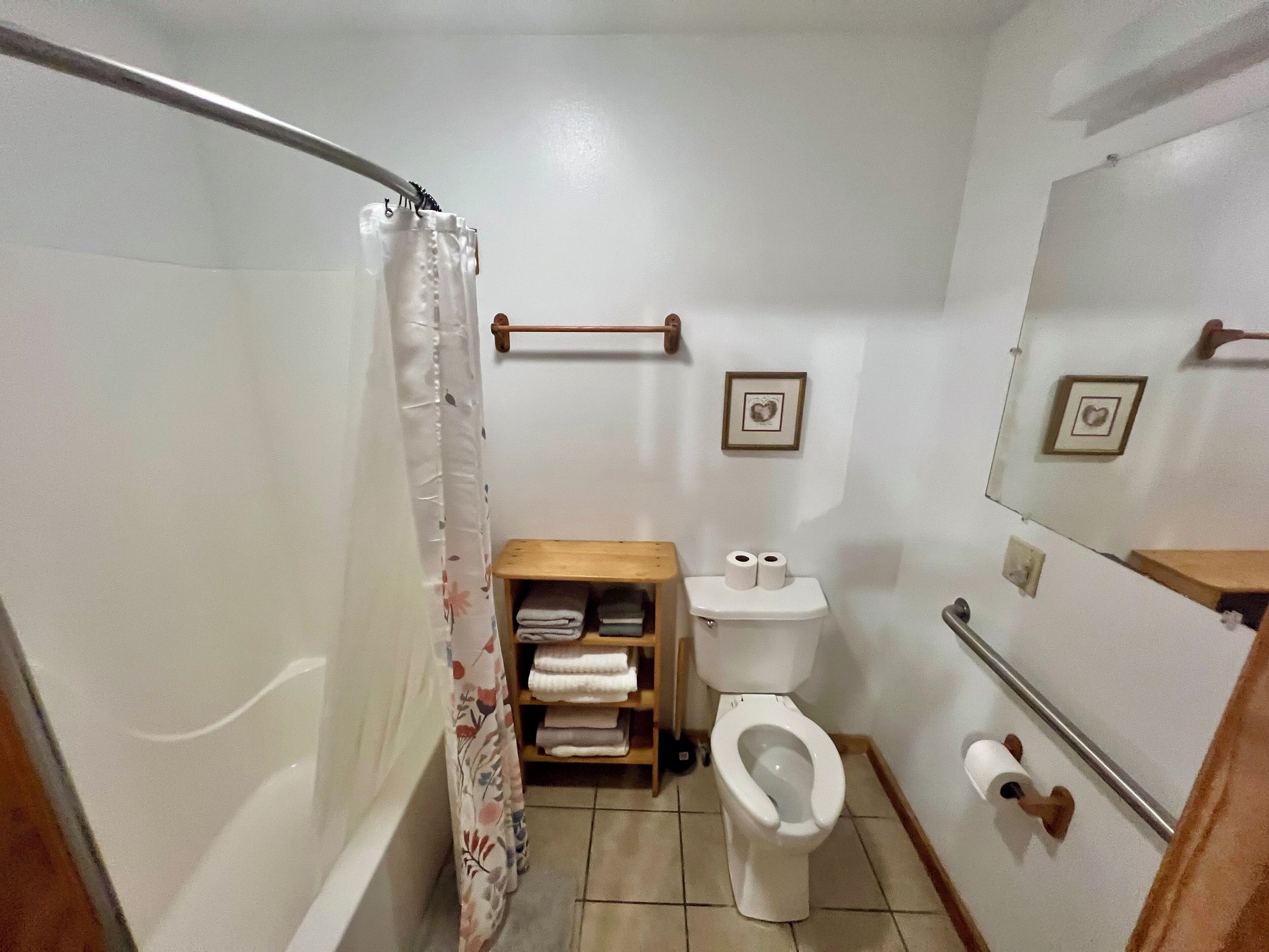 Haartrockner, Handtücher, Seife, Toilettenpapier