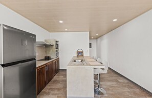 Refrigerador, microondas, horno, placa de cocina