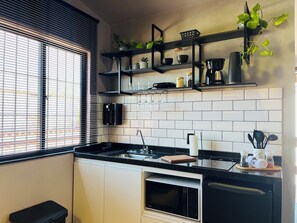 Comfort Apartment | Private kitchen | Microwave, stovetop, toaster, cookware/dishes/utensils - Flat Itajuru (Cabo Frio)