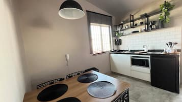 Departamento Confort | Cocina privada | Microondas, parrilla de estufa, tostadora y utensilios de cocina
