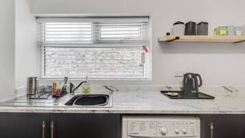 Kjøleskap, mikrobølgeovn, ovn og kokeplater