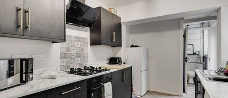 Refrigerador, microondas, horno y parrilla de estufa