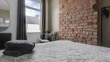 3 bedrooms, desk, iron/ironing board, free WiFi