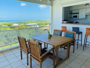 Outdoor dining - Ti'Eolia in a quiet location with sea/mountain views. 2 bedrooms, 2 bathrooms (Sainte-Luce)