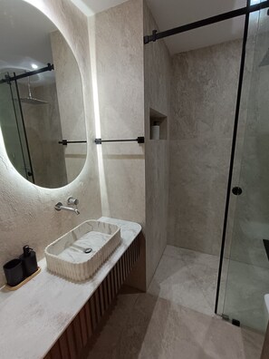 Dusche, Haartrockner, Bidet, Handtücher