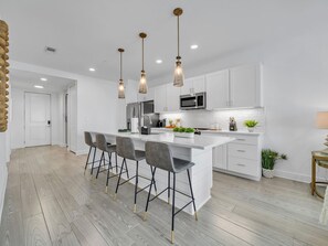 Een koelkast, een microgolfoven, een oven, een kookplaat