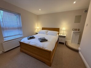 3 habitaciones, tabla de planchar con plancha, wifi y ropa de cama 