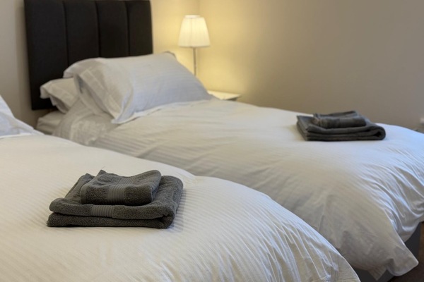 3 habitaciones, tabla de planchar con plancha, wifi y ropa de cama