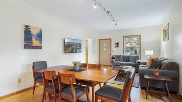 House, Multiple Beds, Patio, Garden View (Cherokee Park Family Escape) | Dining