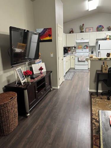 Charming 2-bedroom Cottage close to Lackland AFB, Seaworld, Alamo Downtown SA