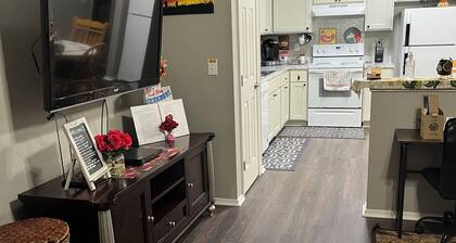 Charming 2-bedroom Cottage close to Lackland AFB, Seaworld, Alamo Downtown SA